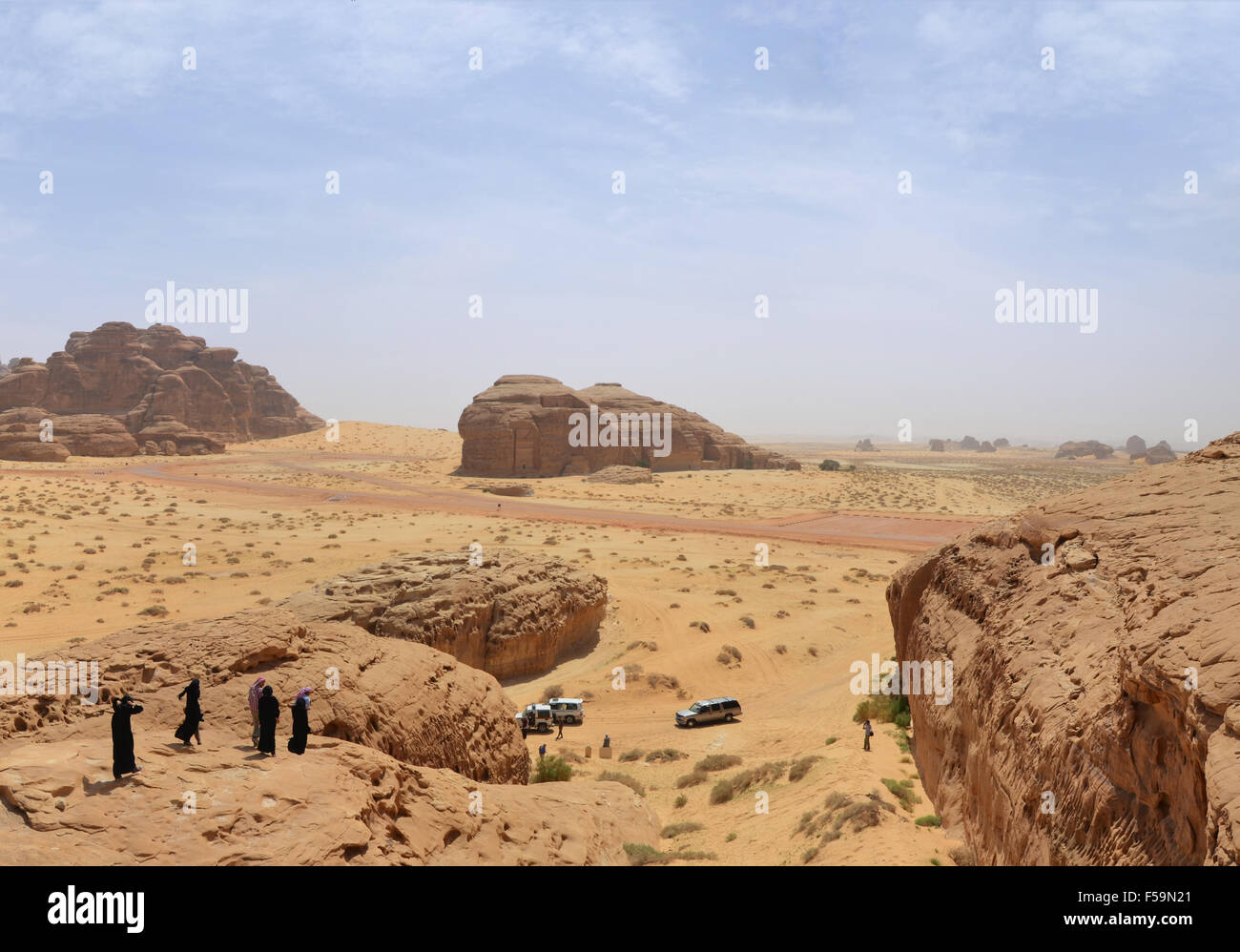 Gruppo di persone in un tour nel deserto paesaggio - monti rossi, blu cielo Foto Stock