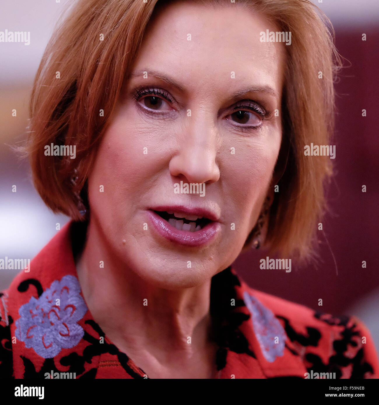 Città di arancia, Iowa, USA. Il 30 ottobre, 2015. Candidato presidenziale repubblicano Carly Fiorina parla ai media prima di parlare a sei-county Northwest Iowa GOP rally presso la Northwestern College Bultman centro come egli campagne nella Città di arancia, Iowa Venerdì 30 ottobre, 2015. Credito: Jerry Mennenga/ZUMA filo/Alamy Live News Foto Stock