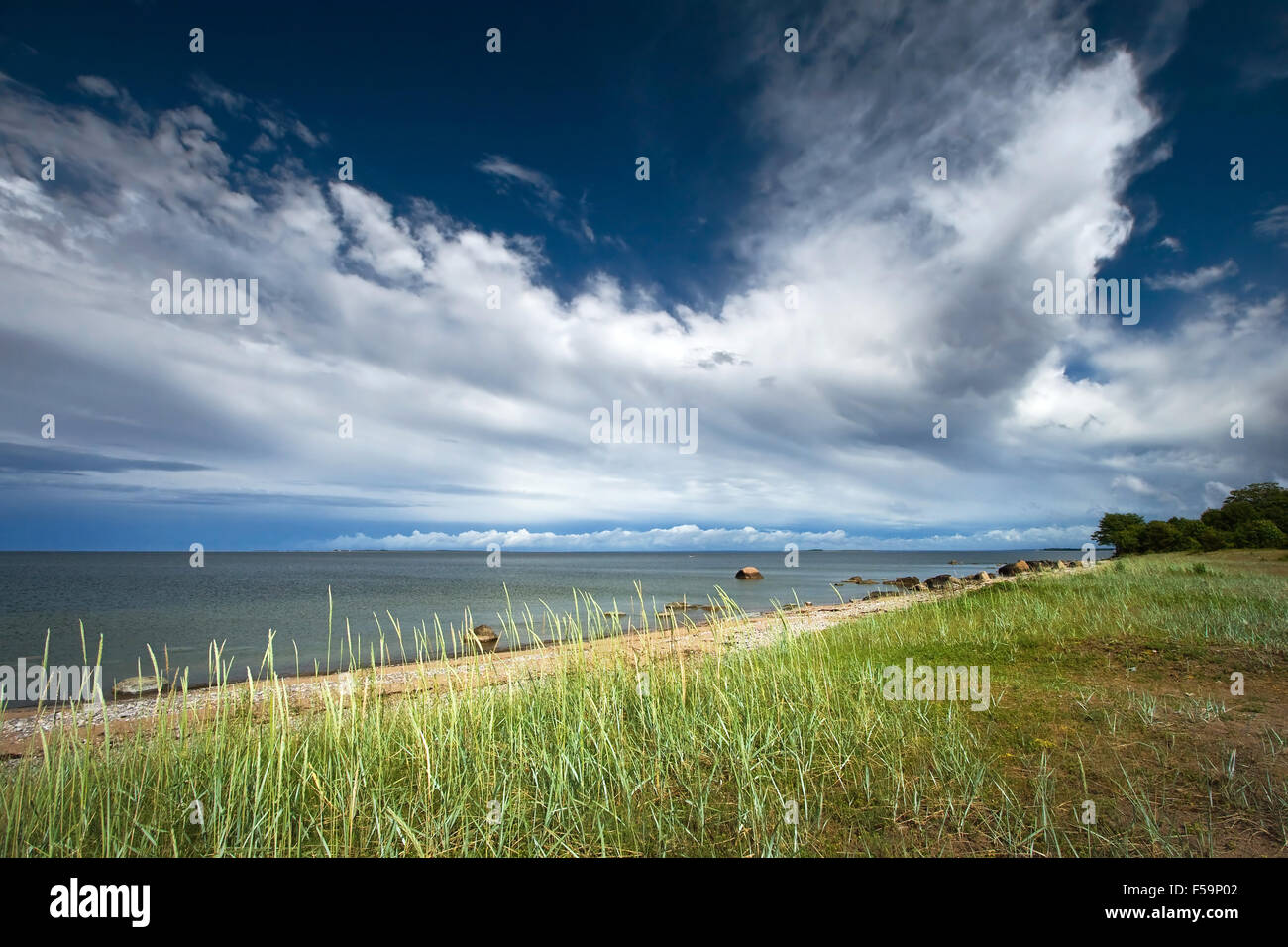 Il mare del Baltico con drammatica sky Foto Stock