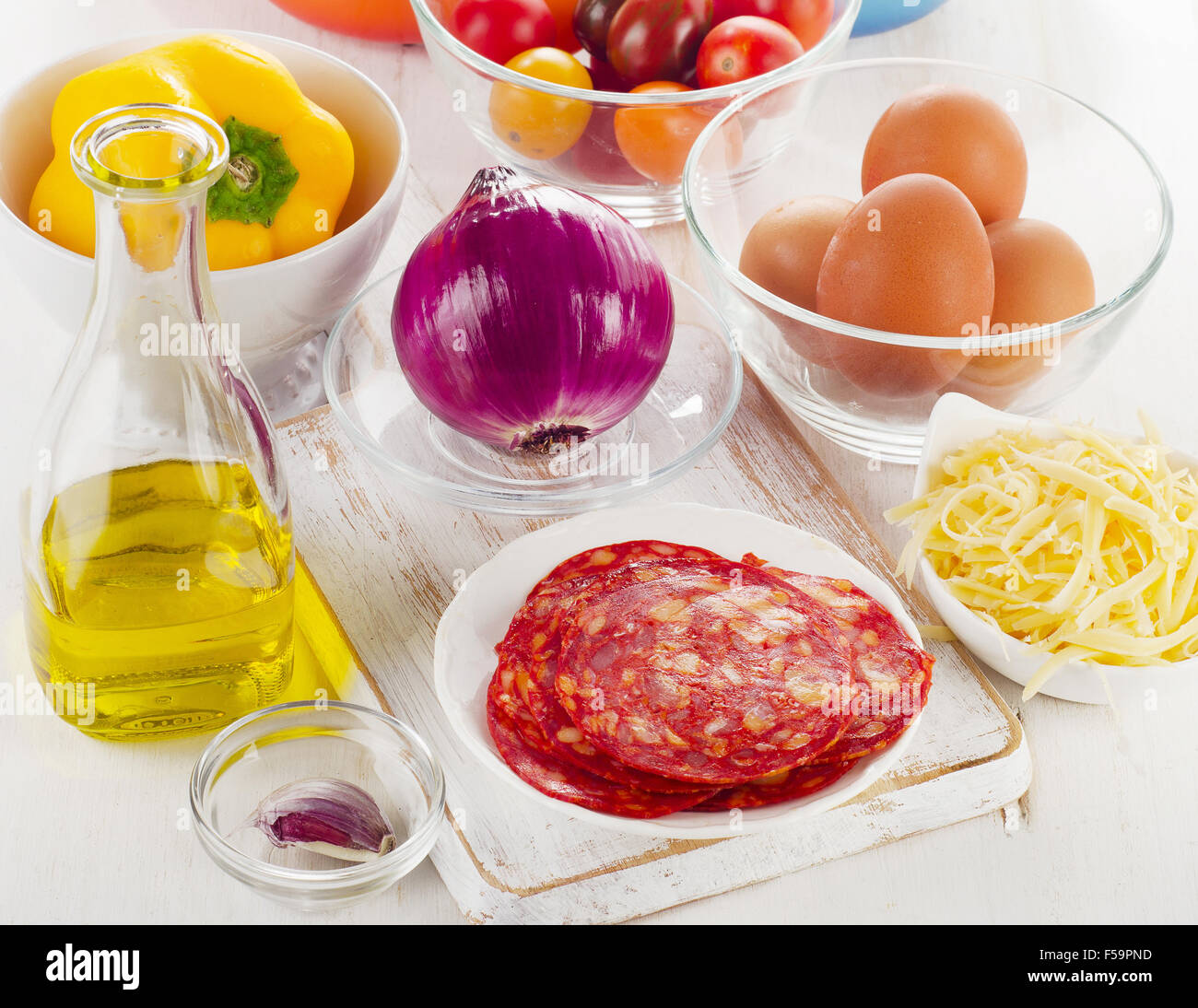 Ingredienti per le uova al forno con verdure, formaggi e il chorizo. Prima colazione spagnola Foto Stock