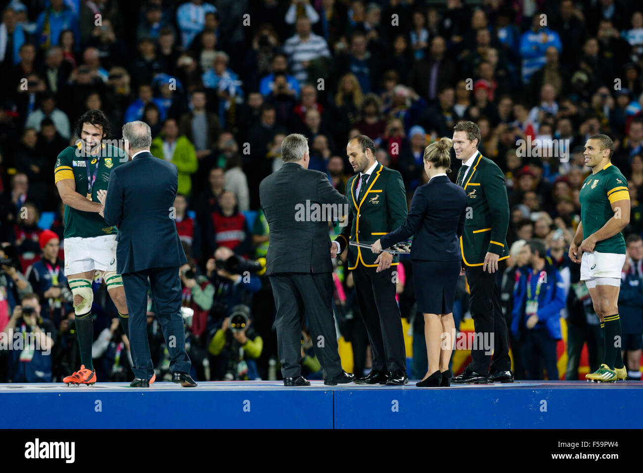 Stadio Olimpico, Londra, Regno Unito. 30 ott 2015. Coppa del Mondo di Rugby il Bronzo finale. Argentina contro il Sud Africa. Sud Africa la riproduzione di leggende presentati con le loro medaglie di bronzo - (l-r: Victor Matfield, Fourie De Preez, Jean De Villiers, Bryan Habana) Credito: Azione Sport Plus/Alamy Live News Foto Stock