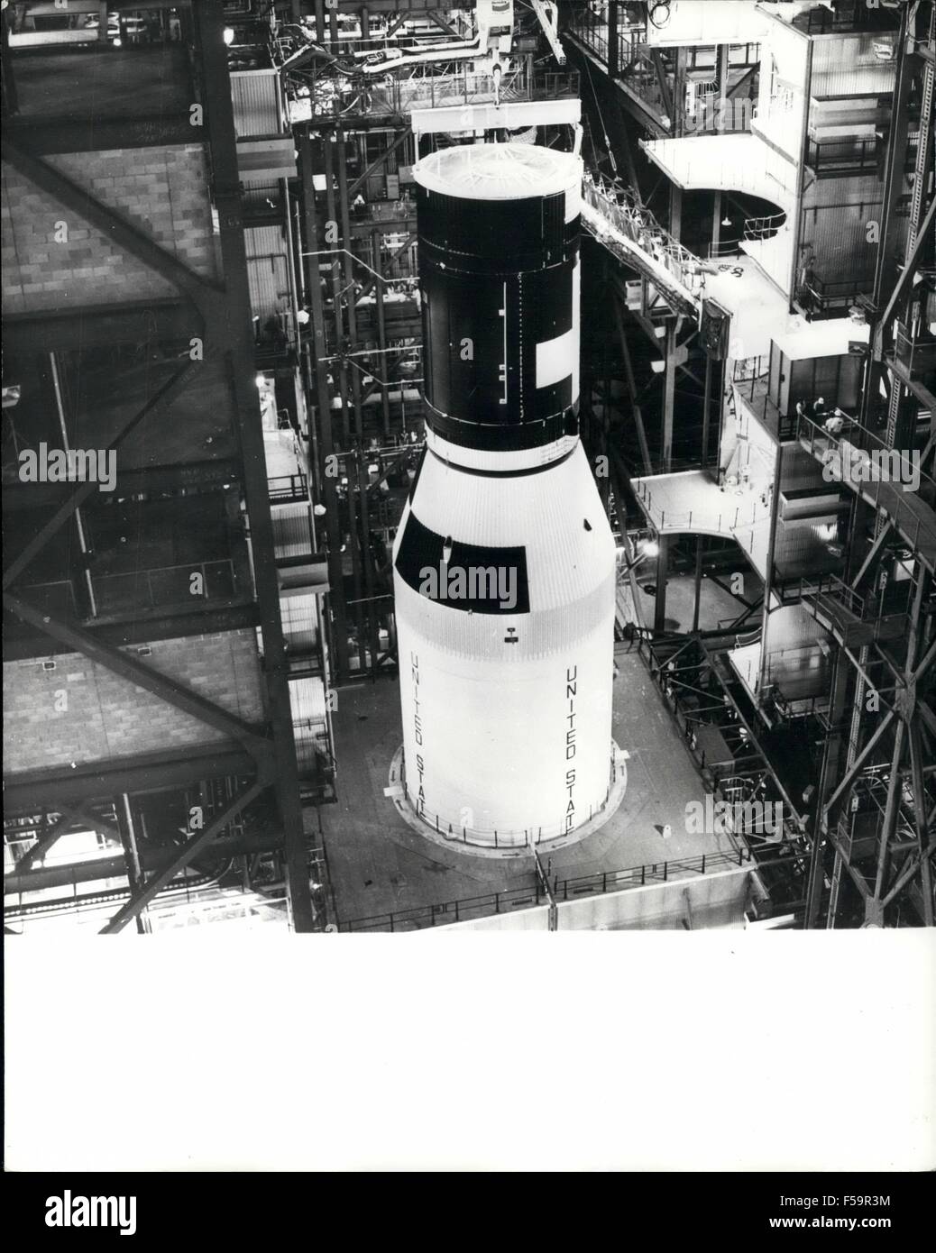 1973 - Skylab Workshop orbitale; lo Skylab Workshop orbitale è mostrato nel gruppo del veicolo la costruzione presso il Centro Spaziale Kennedy, Fla, accoppiato con il suo Saturno V veicolo di lancio. La Nazionale Aeronautica e spazio Amministrazione sarà posto un embrione di una stazione spaziale il Skylab cluster in ogni orbita nel 1973. Il programma Skylab obiettivi sono di effettuare un ampio spettro di indagini sperimentali e per acquisire una migliore comprensione dei requisiti per un uomo permanente piattaforma realizzata nello spazio. L'accento viene posto su una serie di esperimenti medici associati con l'estensione di presidiati sp Foto Stock