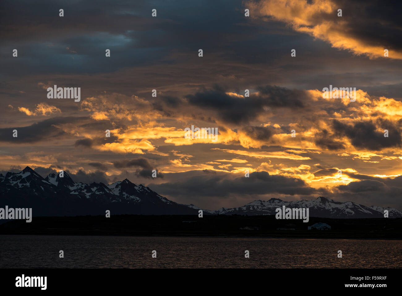 Drammatica cielo sopra il canale di Beagle, Argentina Foto Stock