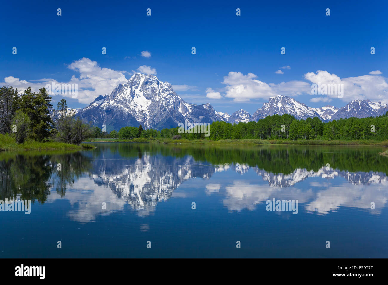 Montare Moran e il Grand Tetons mountain range riflessa nel fiume Snake nel Parco Nazionale di Grand Teton, Wyoming negli Stati Uniti. Foto Stock