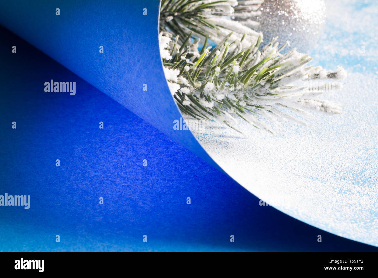 Abstract carta di Natale sfondo blu con struttura ad albero e concetto di neve Foto Stock