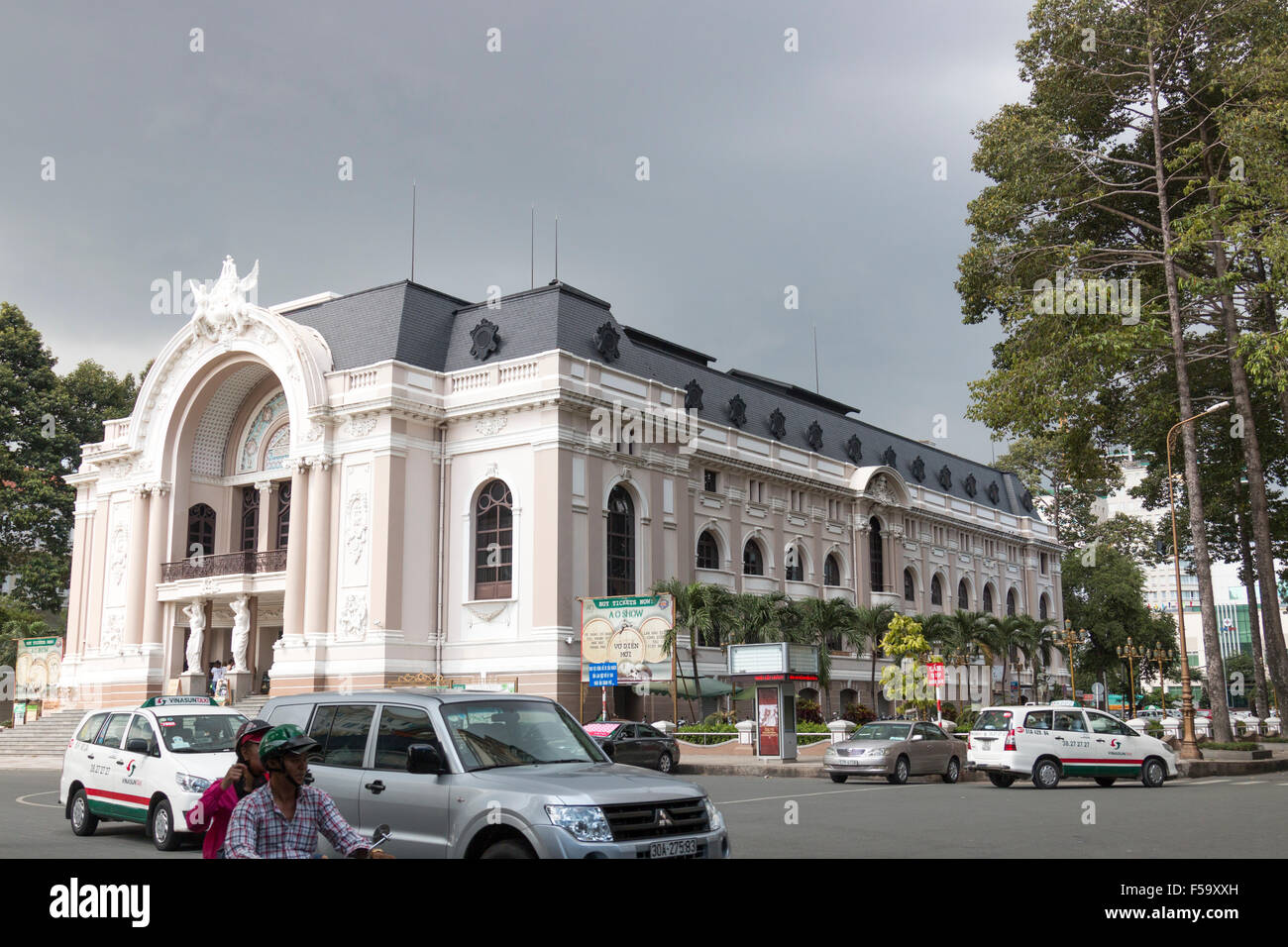 Teatro Comunale di Ho Chi Minh City, noto anche come Saigon Opera House, fu costruita dai francesi nel 1897. Il Vietnam. Foto Stock