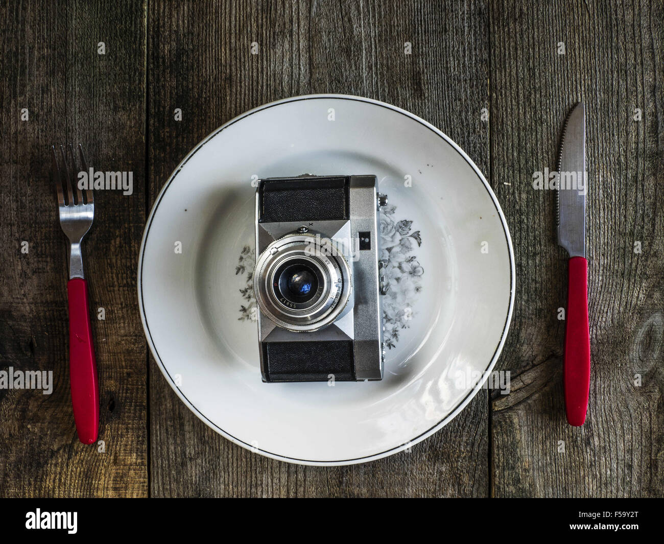 Ottobre 29, 2015 - Vintage fotocamera e posate sul legno sfondo di resistenza agli agenti atmosferici © Igor Goiovniov/ZUMA filo/Alamy Live News Foto Stock