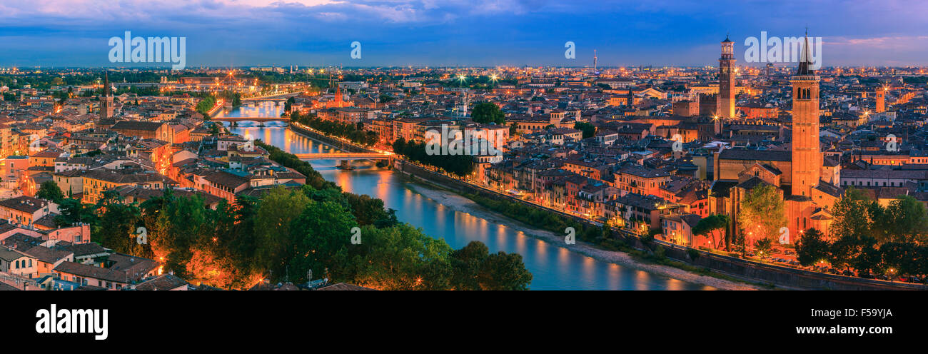 Chiesa di Santa Anastasia e Torre de Lamberti al tramonto lungo il fiume Adige a Verona, Italia. Preso da piazzale castel san piet Foto Stock