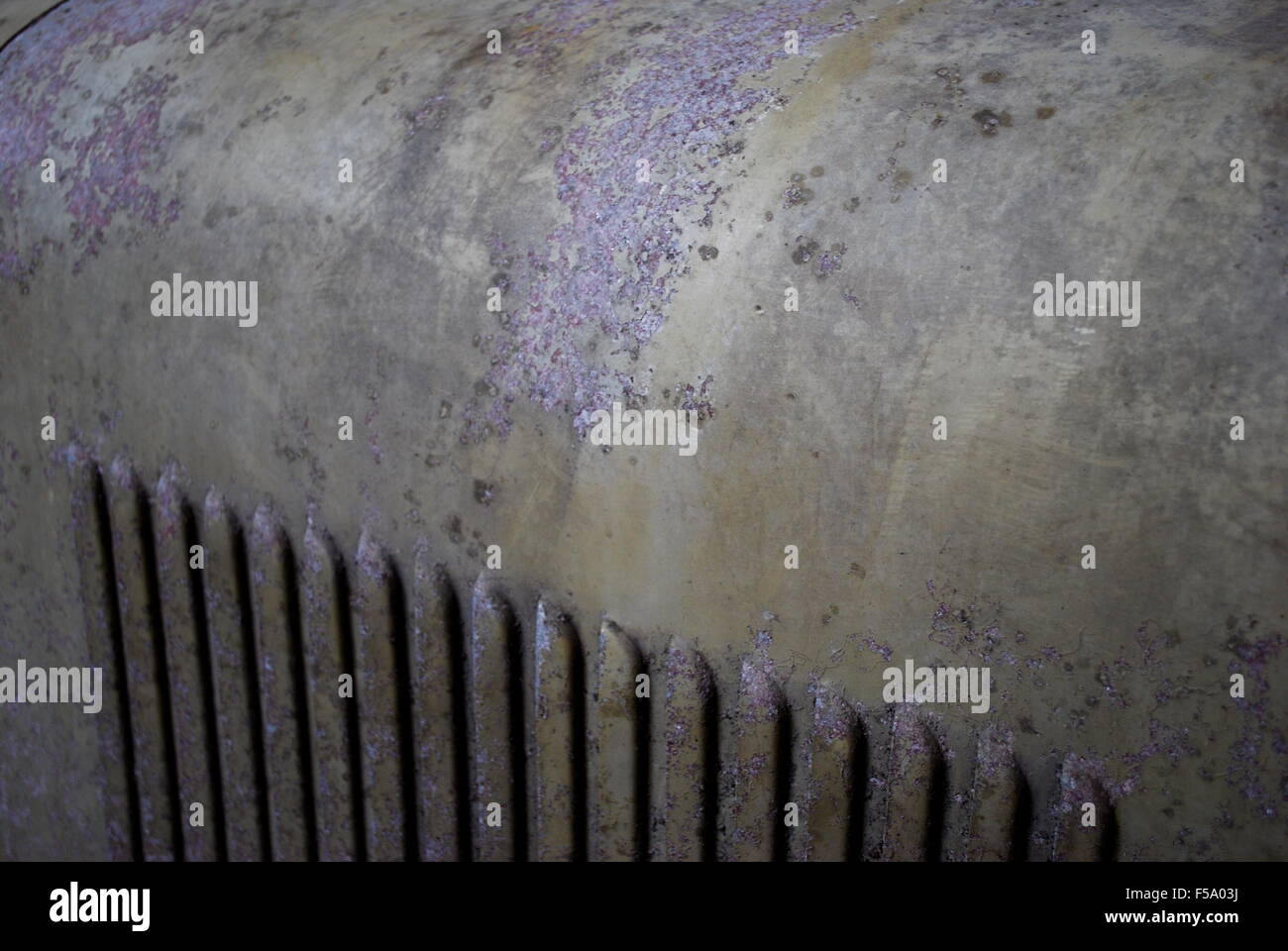 Bocchette di aerazione sul lato di una formazione di ruggine vecchia auto cofano. Foto Stock