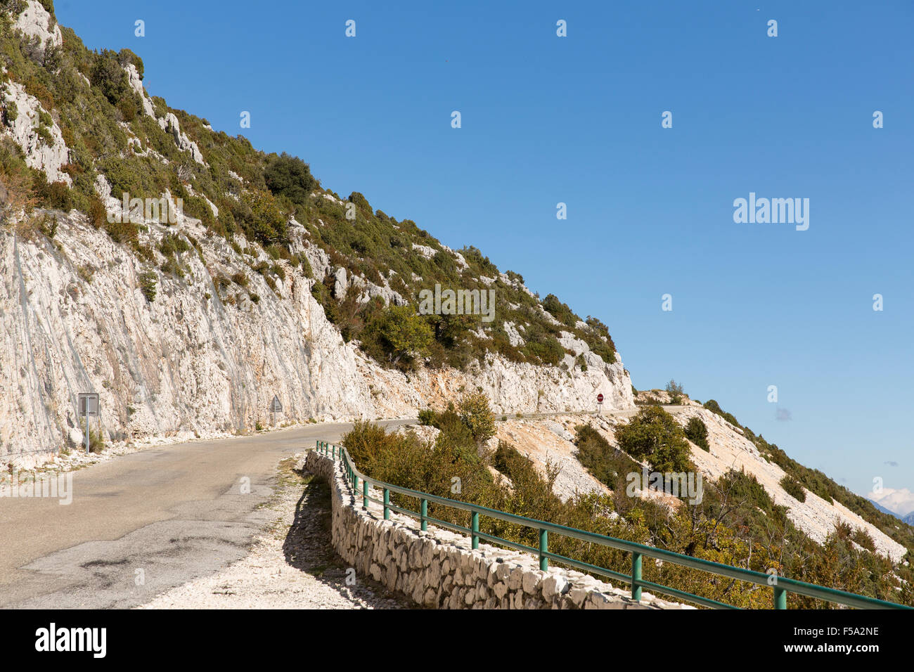 Piccola strada (un modo a questa parte) attraverso le Gorges du Verdon, Provence-Alpes-Côte d'Azur Foto Stock