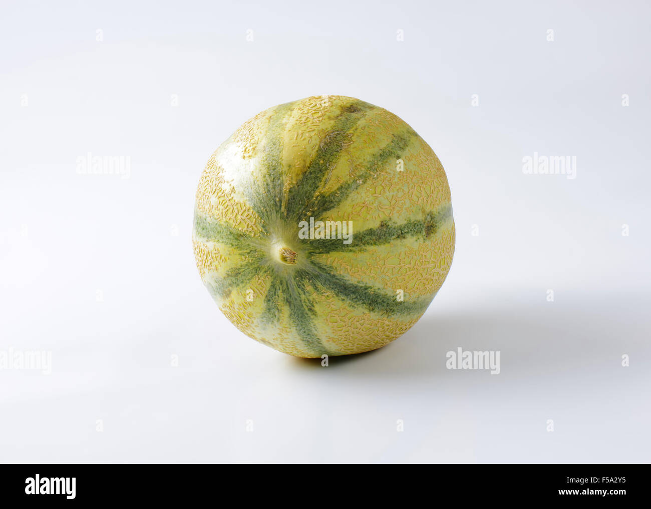 Tutto il melone Cantalupo su sfondo bianco Foto Stock