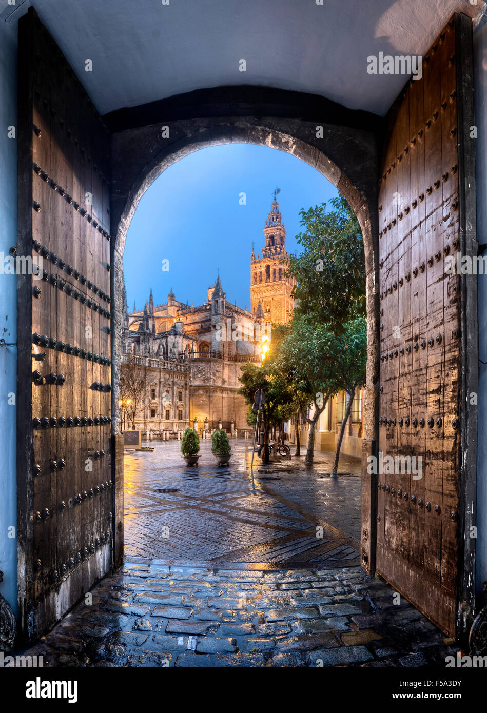 La Giralda da Los Reales Alcazares, Sevilla Spagna Foto Stock