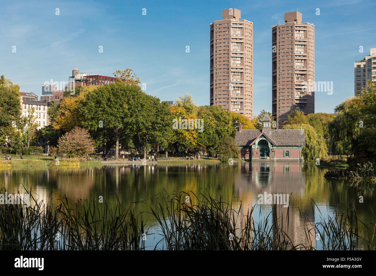 L'Harlem Meer è un piccolo specchio d'acqua situato all'estremità nord di Central Park, New York, Stati Uniti Foto Stock