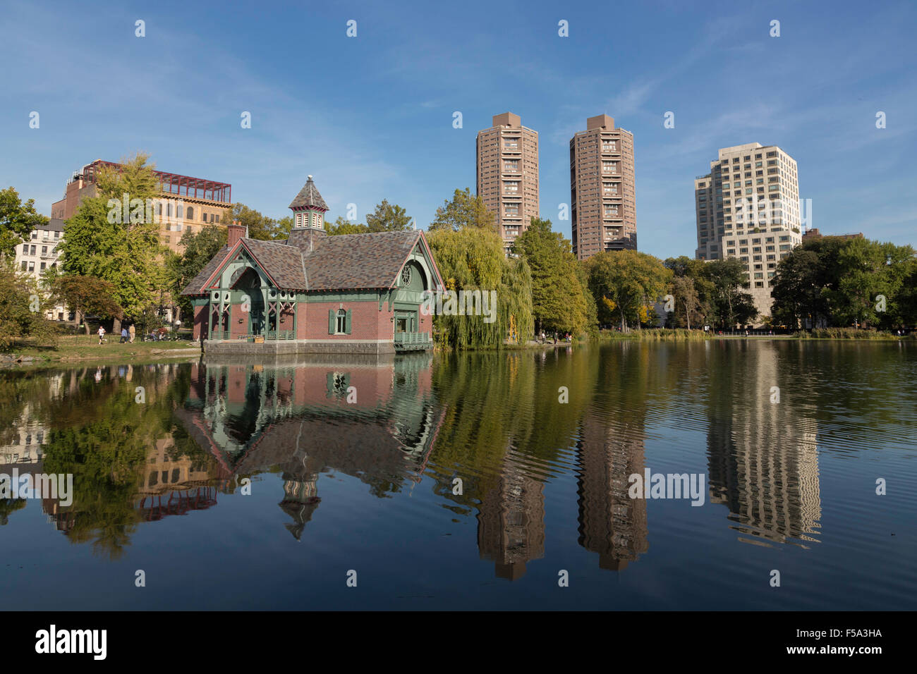 L'Harlem Meer è un piccolo specchio d'acqua situato all'estremità nord di Central Park, New York, Stati Uniti Foto Stock
