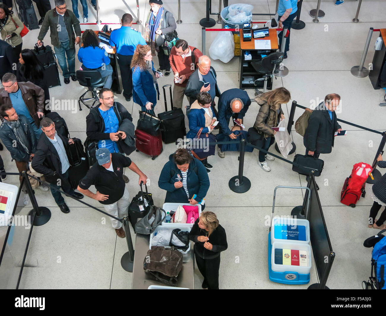 TSA Security Check Point al Terminal 1 dell'Aeroporto Internazionale John F. Kennedy di New York Foto Stock