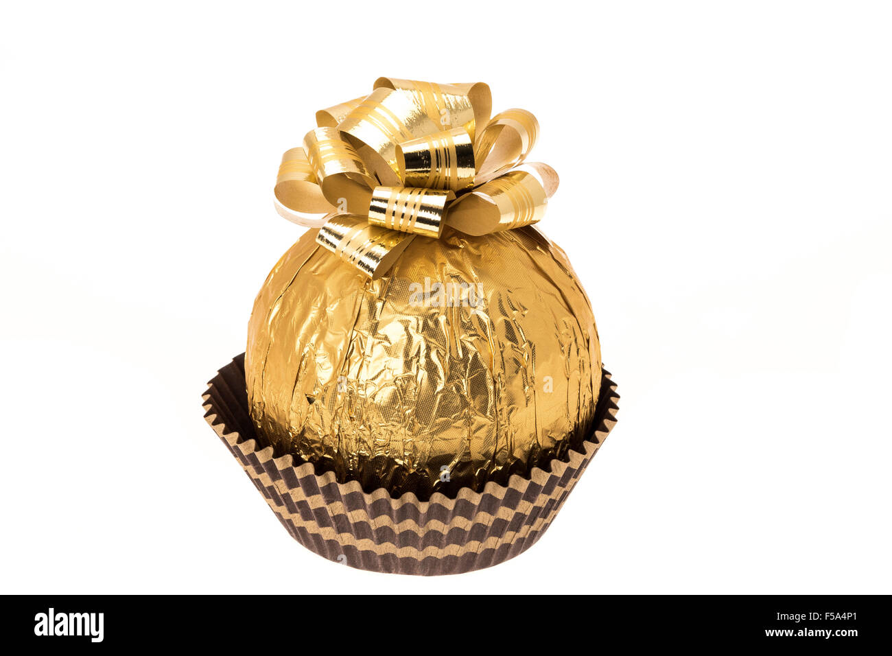 Gift Wrapped in foglia d'oro e oro una prua - sfondo bianco Foto Stock
