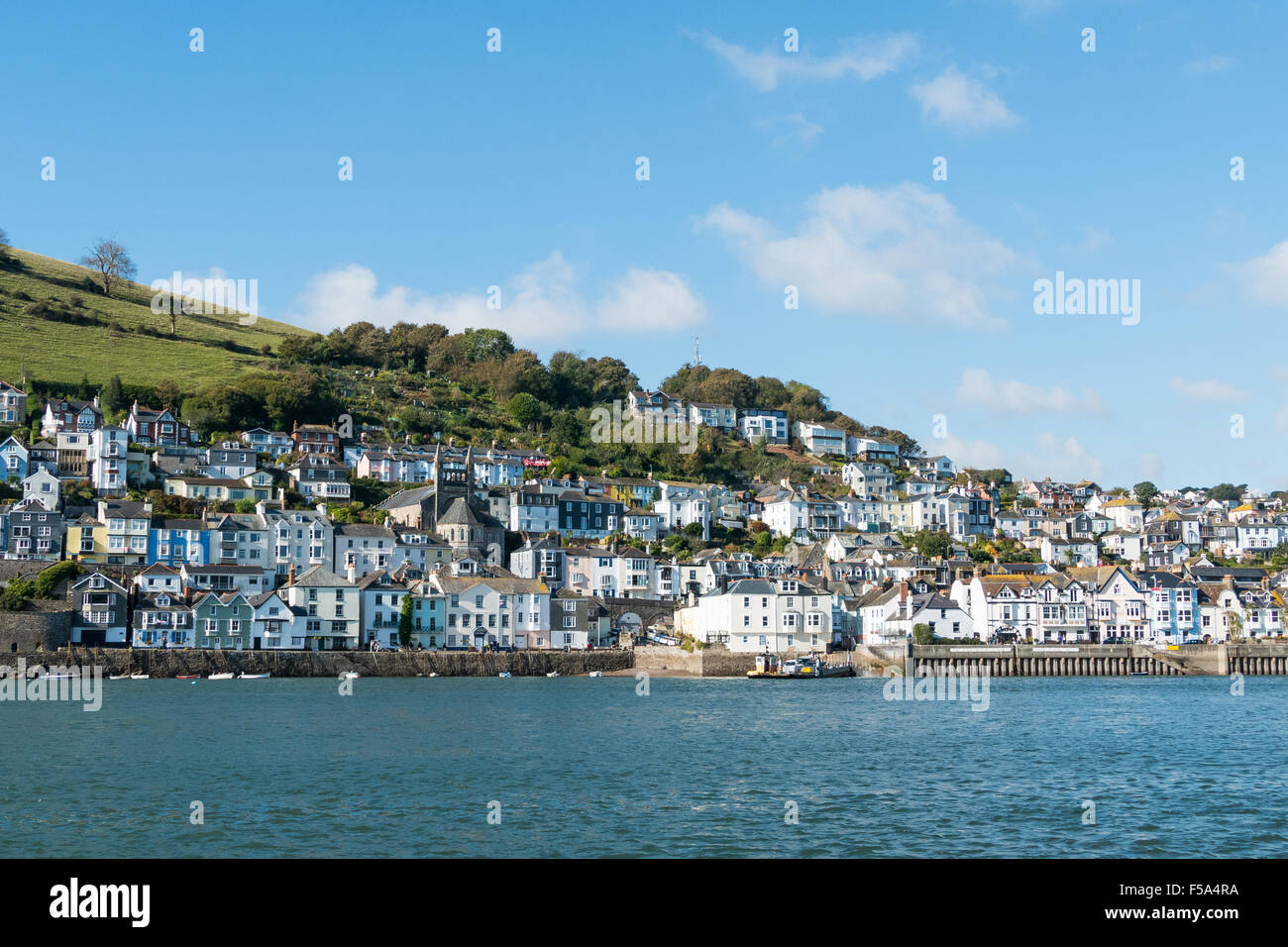 Vista sul fiume Dart verso la città di Dartmouth nel Devon, Regno Unito Foto Stock