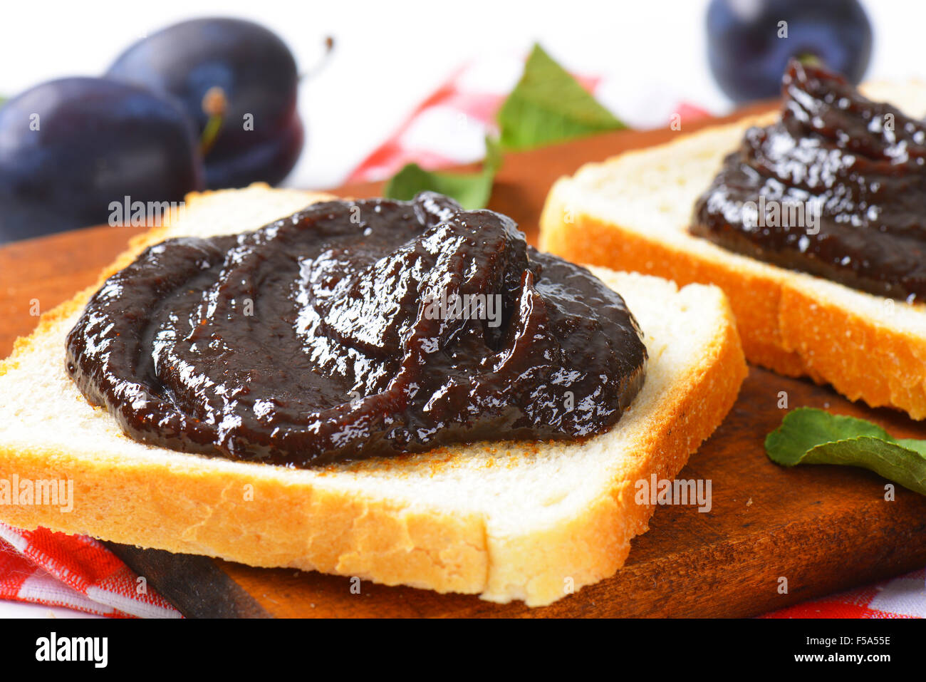 Fette di pane bianco con marmellata di prugne Foto Stock