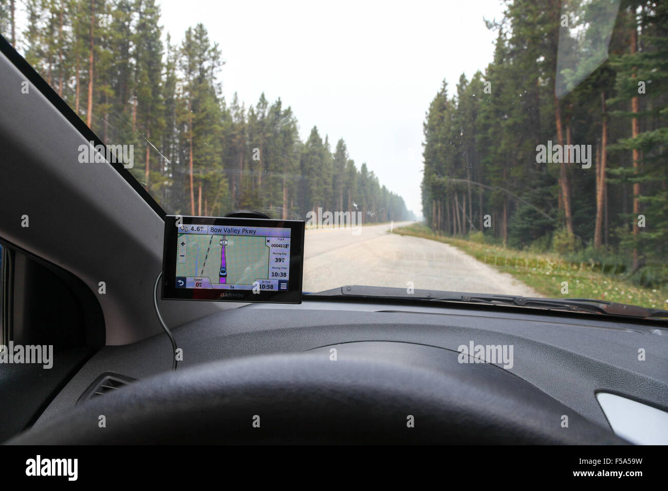 Un navigatore satellitare in il parabrezza o il parabrezza di un cruscotto  di automobile sul Bow Valley Parkway il Parco Nazionale di Banff Alberta  Canada Foto stock - Alamy