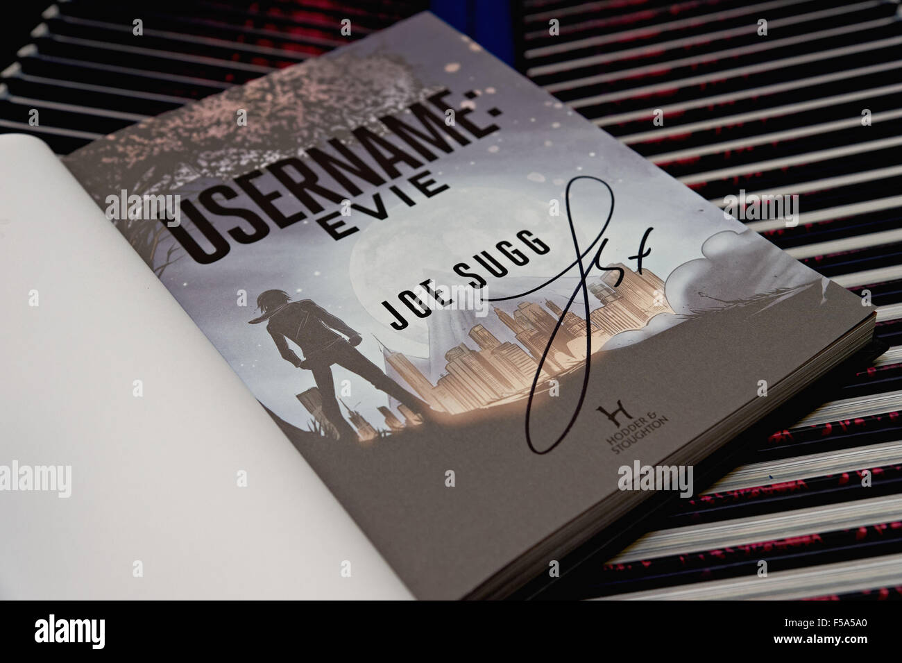 Joe suggerimenti segni il suo debutto PRENOTA Username Evie a Waterstones Birmingham Foto Stock