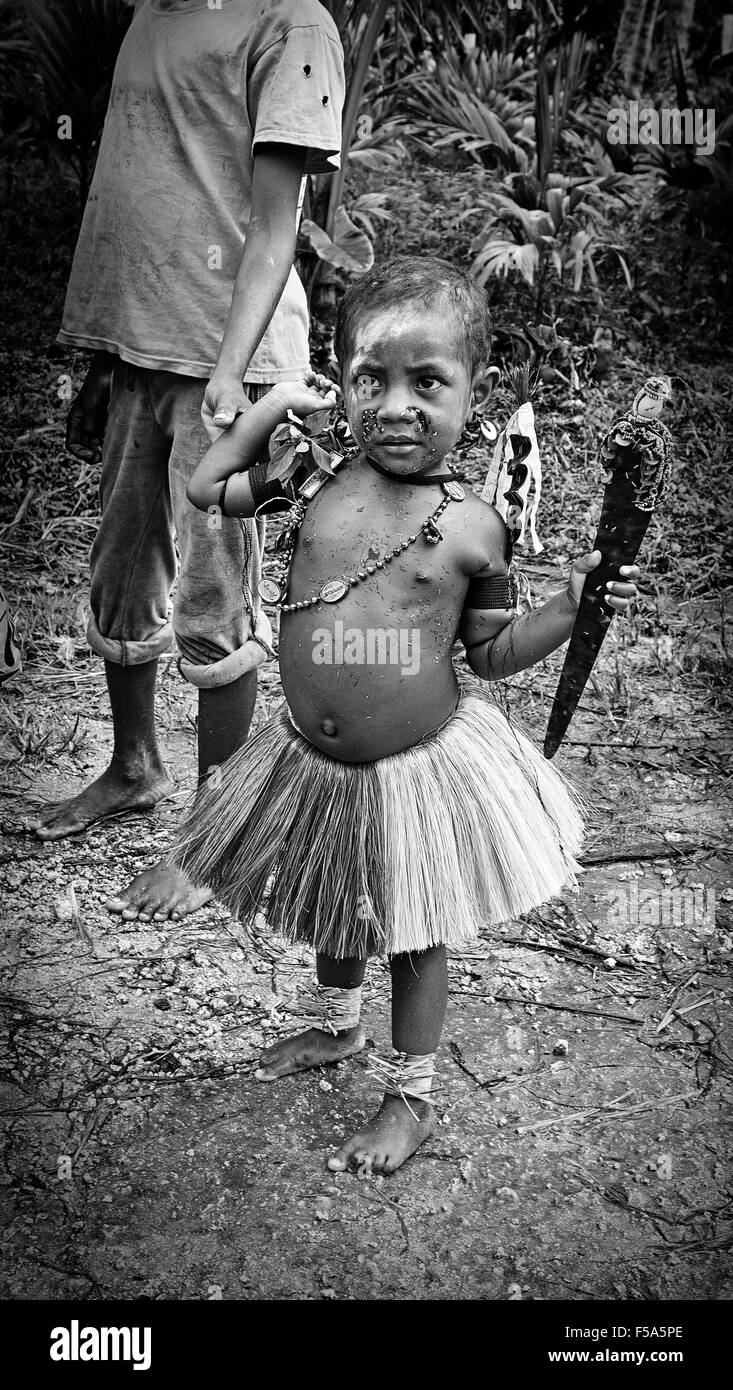 Bambino indigeno in abito tradizionale Kiriwina Isola Foto Stock