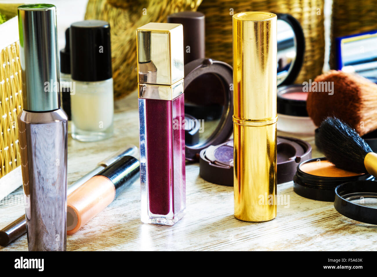 Mettere su make up prima di uscire Foto Stock