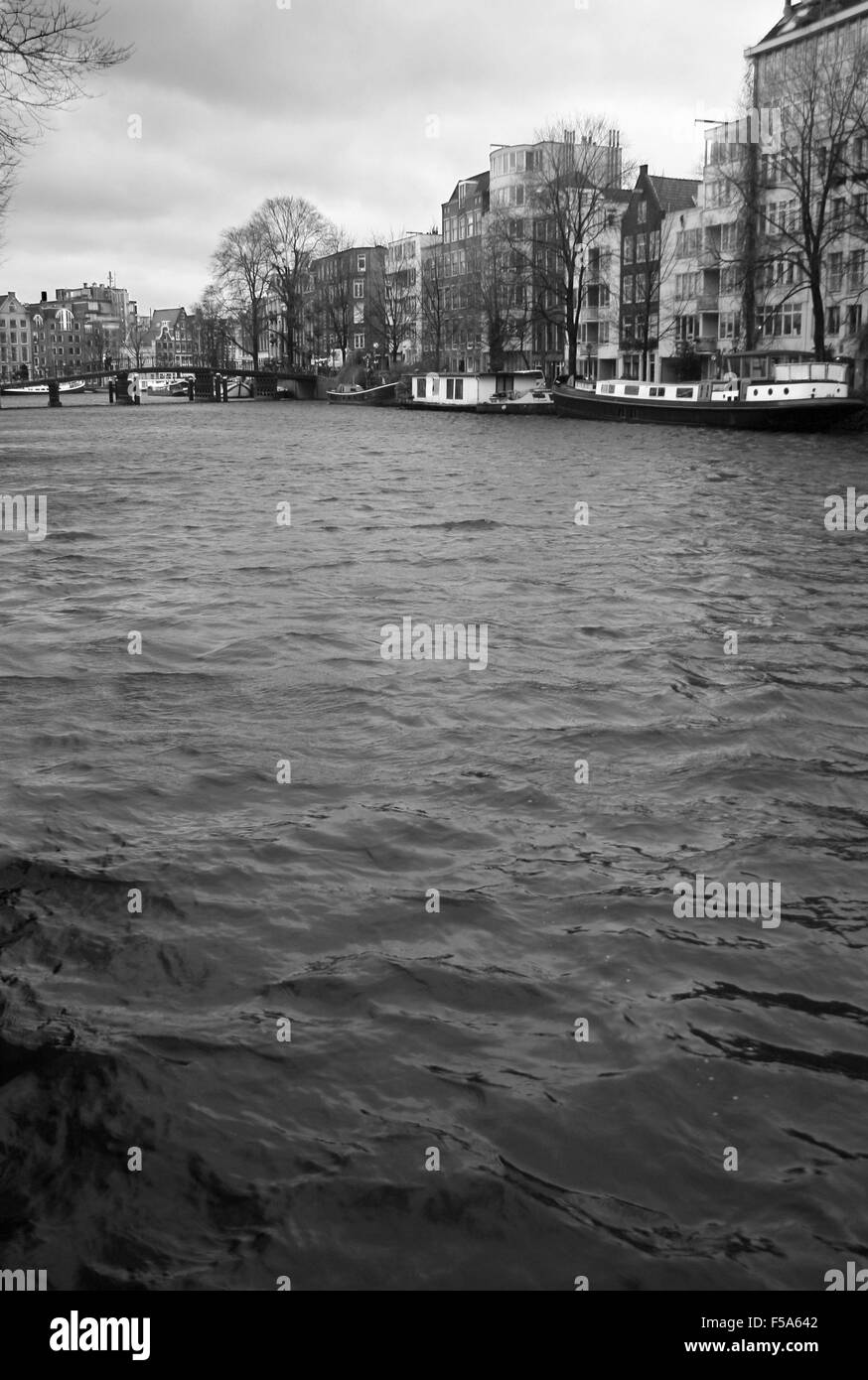 Il flusso si muove lungo un ampio canale di Amsterdam Foto Stock