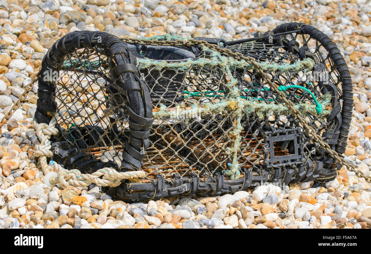 Lobster Pot / Pesce cesto su di una spiaggia di ciottoli. Foto Stock