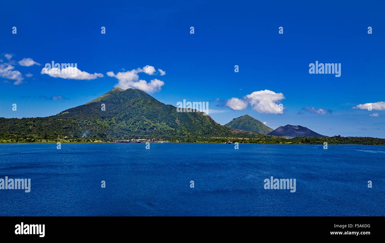 Montare Tavurvur vulcano attivo Rabaul PNG Papua Nuova Guinea Foto Stock
