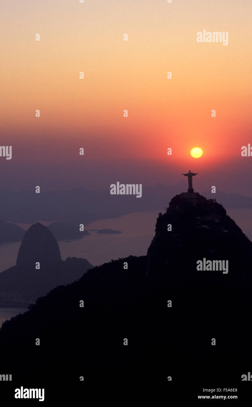 Sunrise a Cristo Redentore statua, la Montagna Sugar Loaf in background, Rio de Janeiro punti di riferimento, Brasile. Foto Stock