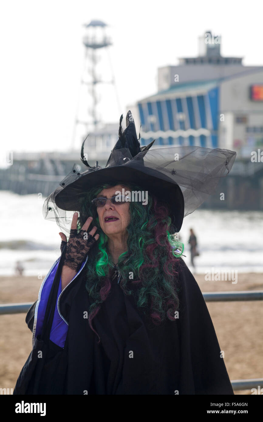 Bournemouth Dorset, Regno Unito. Il 31 ottobre 2015. Un tentativo è in corso per costruire un miglio di 10 pence pezzi tra Bournemouth e Boscombe pontili. La manifestazione dal titolo Halloween Miglio d'argento, viene in aiuto dell'AOK zaino appello, che fornisce zaini di emergenza di elementi essenziali per nuovi senzatetto identificato da agenzie professionali. Qualcuno ha calcolato che un miglio è apparentemente 1609344 millimetri, un dieci pence pezzo è 24 millimetri attraverso, assumendo così un esatto perfettamente rettilineo di miglio e senza lacune 67056 monete sono necessarie, vale la pena di £ 6705.60 Credito: Carolyn Jenkins/Alamy Live News Foto Stock
