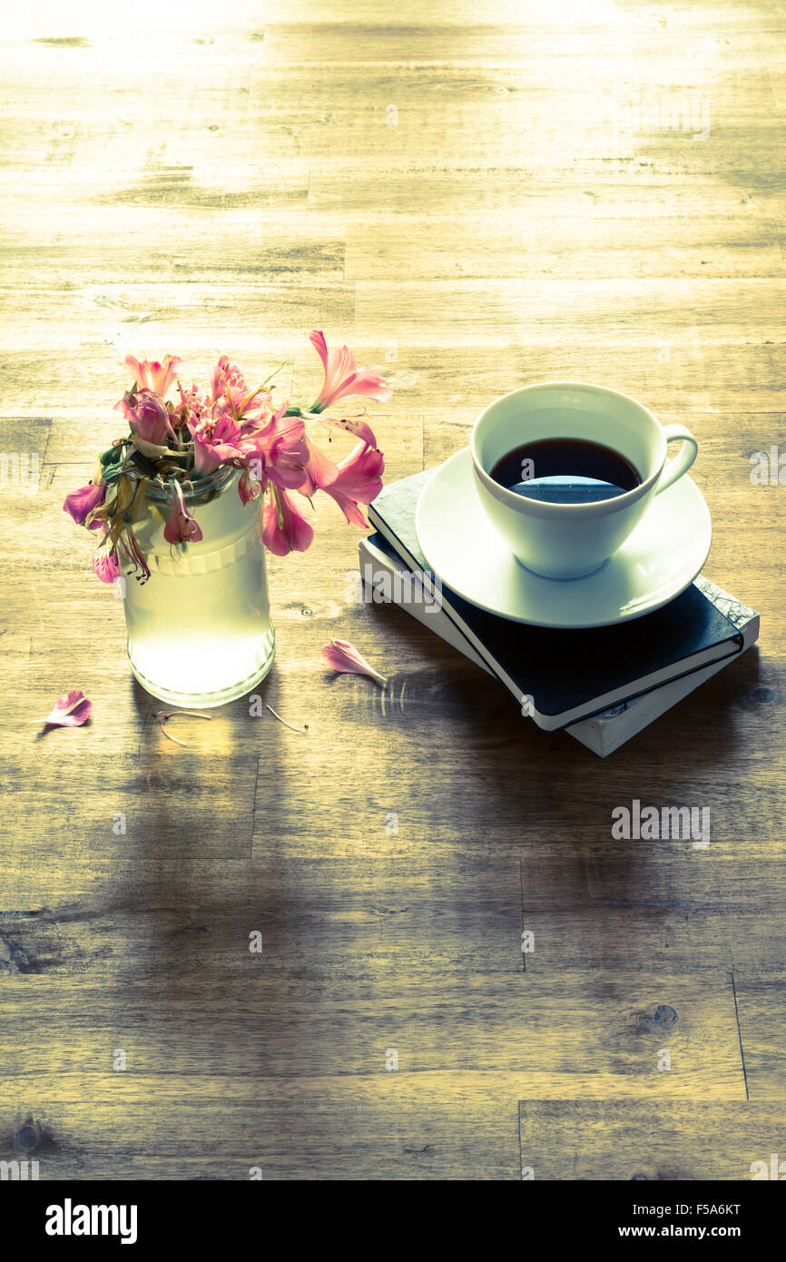 Lettura e di bere il caffè in un pomeriggio rilassante. Foto Stock