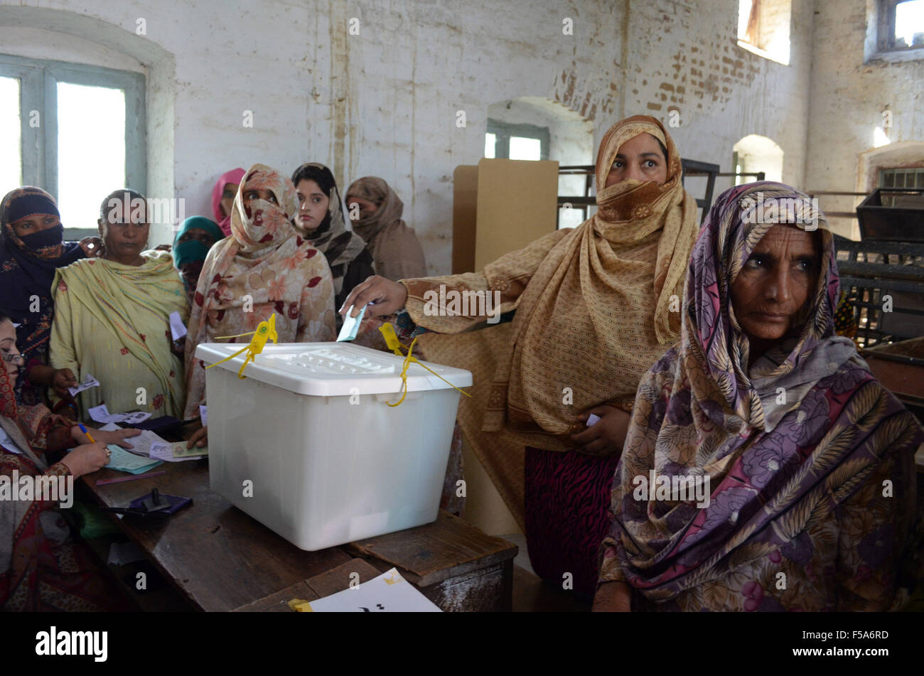 Lahore. 31 ott 2015. Una donna pakistana getta il suo voto in corrispondenza di una stazione di polling durante il governo locale elezioni in Pakistan orientale di Lahore, il 31 ott. 2015. La prima fase del governo locale ha iniziato le elezioni in Pakistan del Punjab e Sindh province. Credito: Jamil Ahmed/Xinhua/Alamy Live News Foto Stock