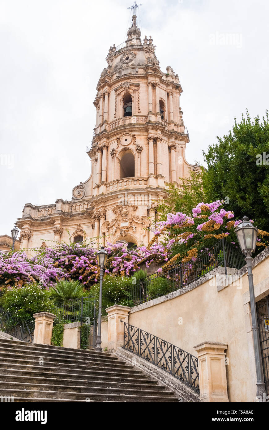 La facciata barocca del duomo di San Giorgio in Modica (Sicilia) Foto Stock