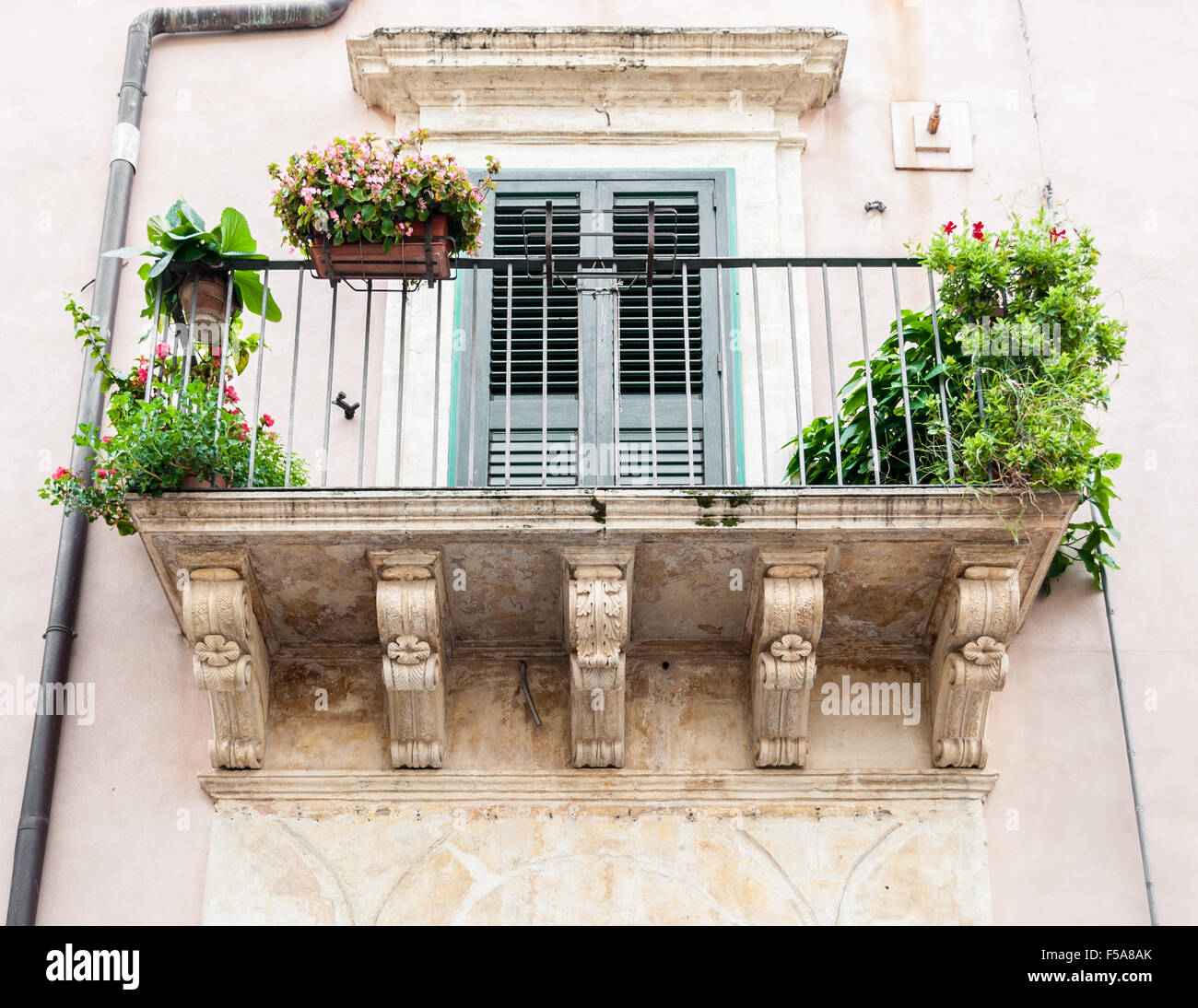 Balcone con decorazioni barocche in una casa di Noto (Sicilia Foto stock -  Alamy