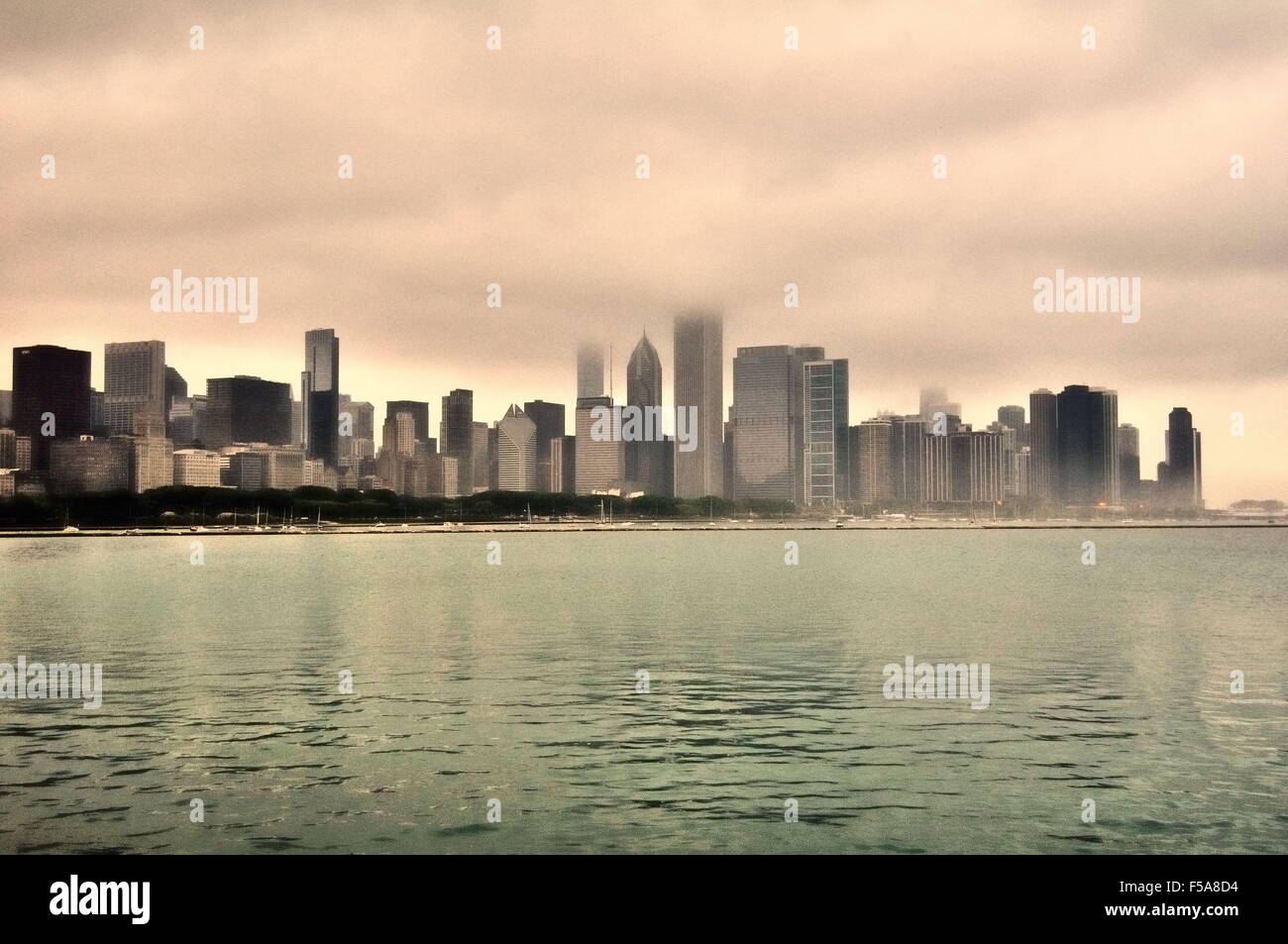 Porzioni sullo skyline di Chicago sono oscurati dal basso soffitto nuvole e nebbia su una mattina di primavera. Chicago, Illinois, Stati Uniti d'America. Foto Stock