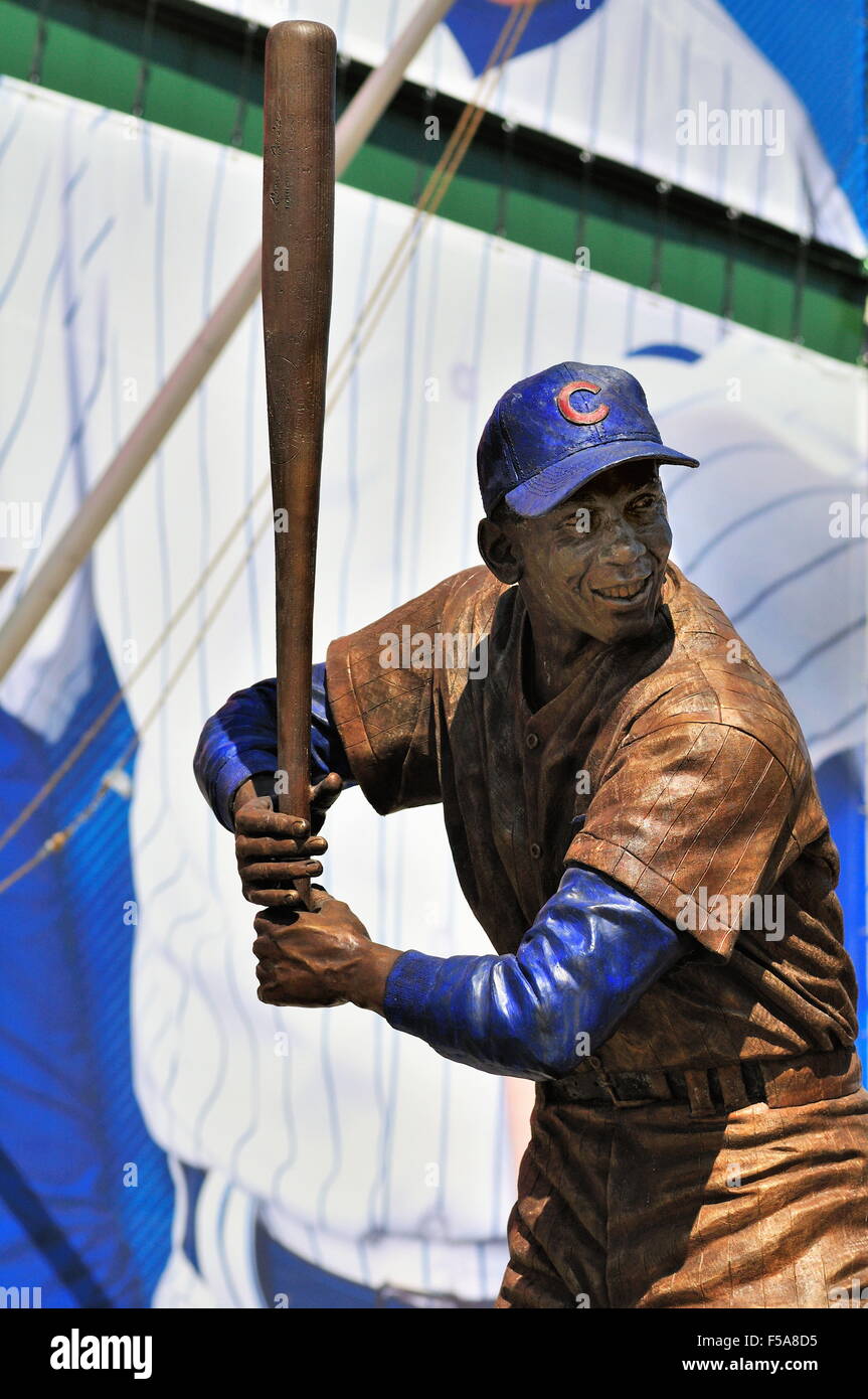 Il trasferito la statua di Ernie banche ora risiede nella parte anteriore dell'iconico Wrigley Field marquee e ingresso principale al campo da baseball. Chicago, Illinois, Stati Uniti d'America. Foto Stock