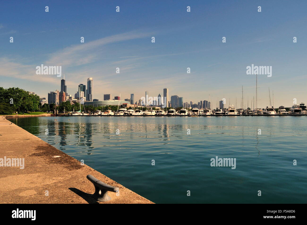 Chicago, Illinois, Stati Uniti. L'acqua del lago Michigan nel porto di Burnham offre un primo piano per una parte dello skyline della città. Foto Stock