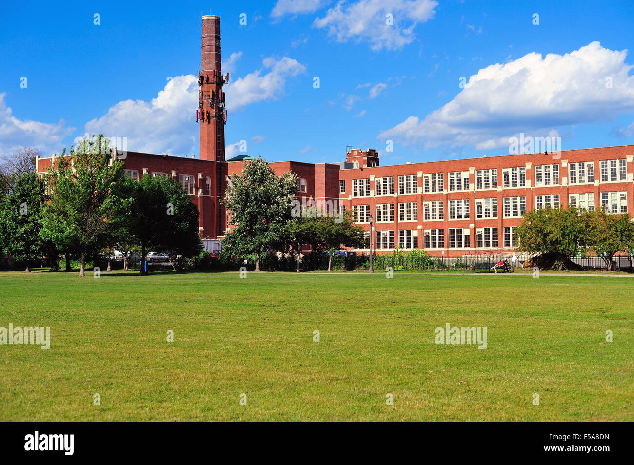 Amundson High School, una parte del Chicago Public School System e tipico di Chicago di alta scuola di Chicago, Illinois, Stati Uniti d'America. Foto Stock