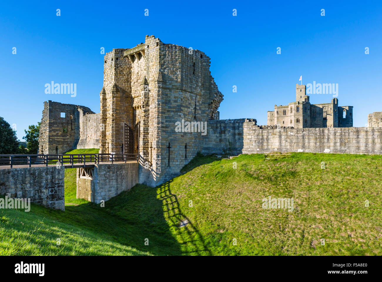 Il fossato ed ingresso al castello di Warkworth, Warkworth, Northumberland, England, Regno Unito Foto Stock