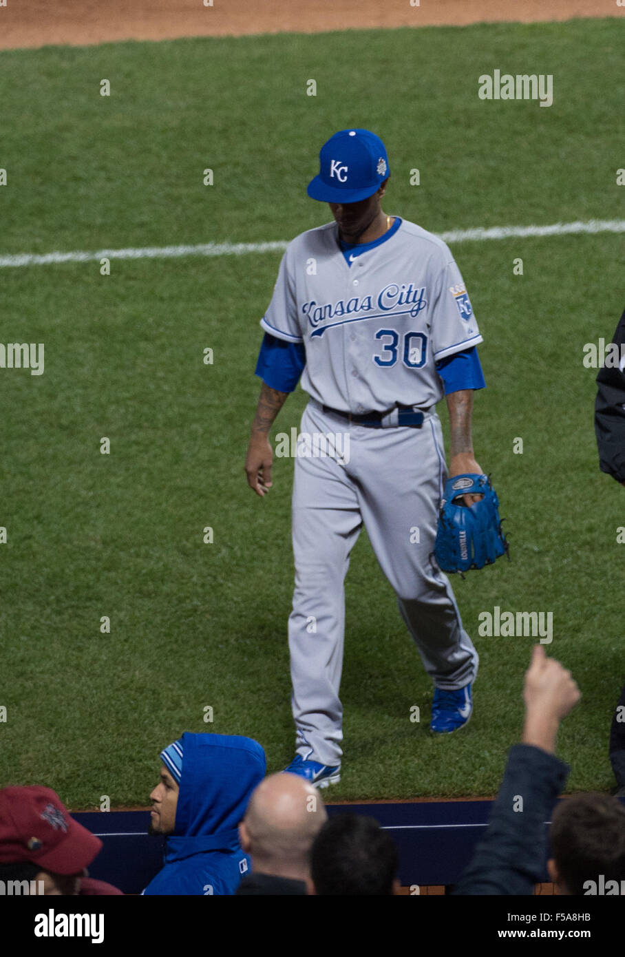 New York, NY, STATI UNITI D'AMERICA. 30 ott 2015. Kansas City Royals a partire lanciatore YORDANO VENTURA (30) è rilevata nel quarto inning di gioco 3 del 2015 World Series, Citi Field, Venerdì, Ottobre 30, 2015. Bryan R. Smith per il New York Daily News © Bryan Smith/ZUMA filo/Alamy Live News Foto Stock