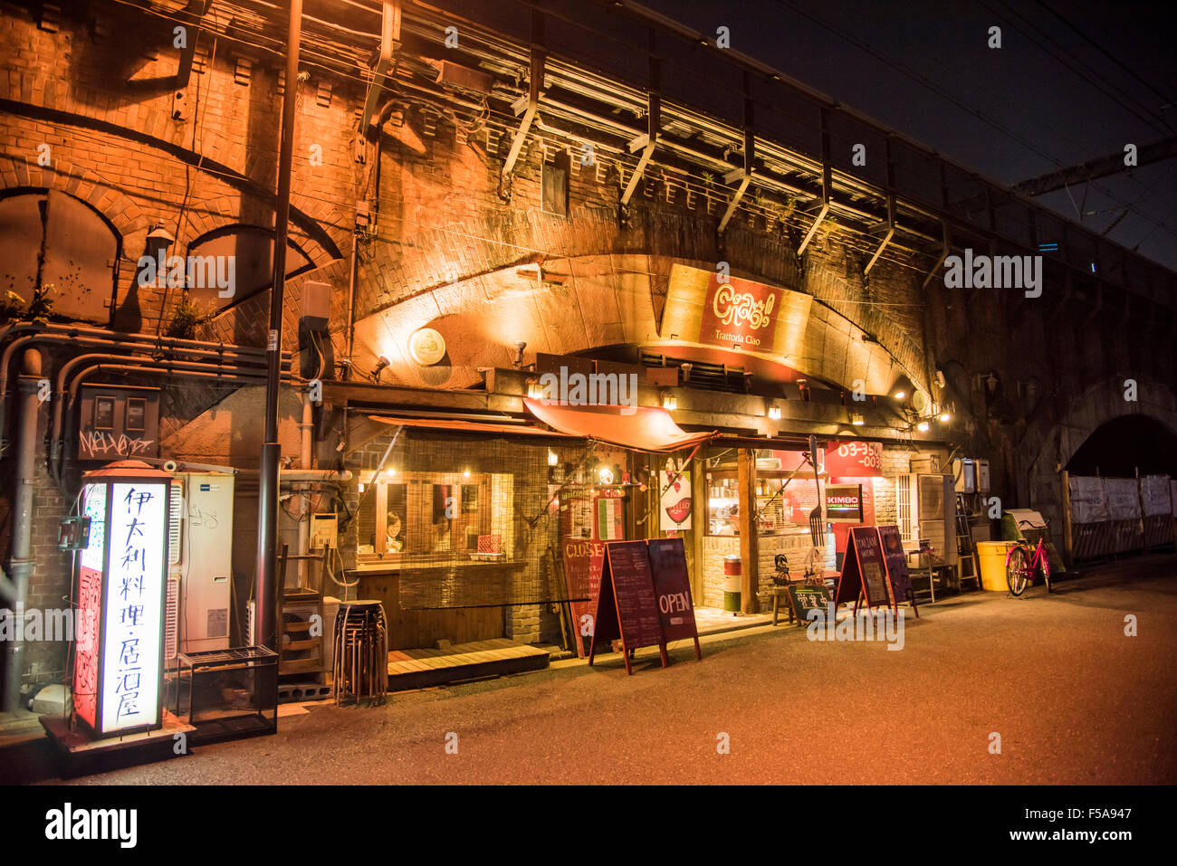 Scena di strada intorno a stazione di Yurakucho,Minato-Ku,Tokyo Giappone Foto Stock