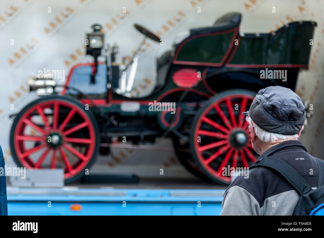 Londra, Regno Unito. Il 31 ottobre 2015. Appassionati di automobilismo, turisti e sabato gli acquirenti convergono su Regent Street per l annuale Regent Street Motor Show, il più grande motore di libero mostra nel Regno Unito. Sul display sono veicoli dal 1905 al giorno moderno, compreso un 1900 MMC (nella foto). Credito: Stephen Chung / Alamy Live News Foto Stock