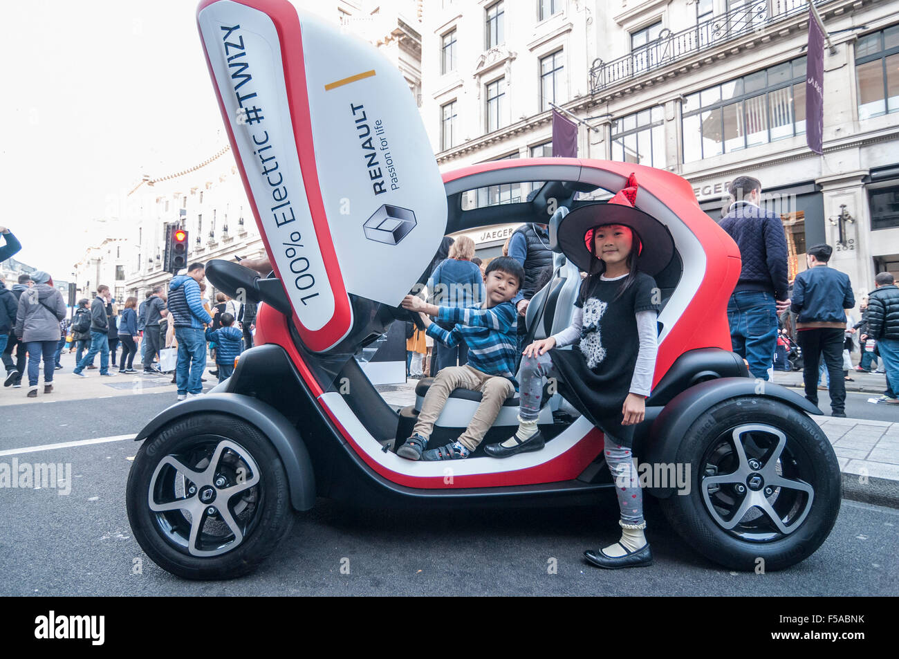 Londra, Regno Unito. Il 31 ottobre 2015. Appassionati di automobilismo, turisti e sabato gli acquirenti convergono su Regent Street per l annuale Regent Street Motor Show, il più grande motore di libero mostra nel Regno Unito. Sul display sono veicoli dal 1905 al giorno moderno, compresi i più recenti veicoli elettrici (nella foto). Credito: Stephen Chung / Alamy Live News Foto Stock