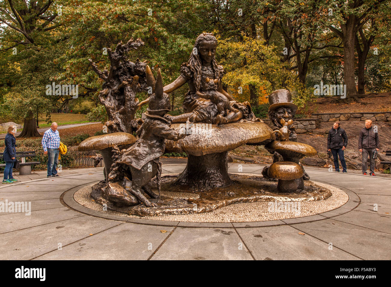 Alice nel paese delle meraviglie della statua di Jose de Creeft, Central Park, Manhattan, New York City, Stati Uniti d'America. Foto Stock