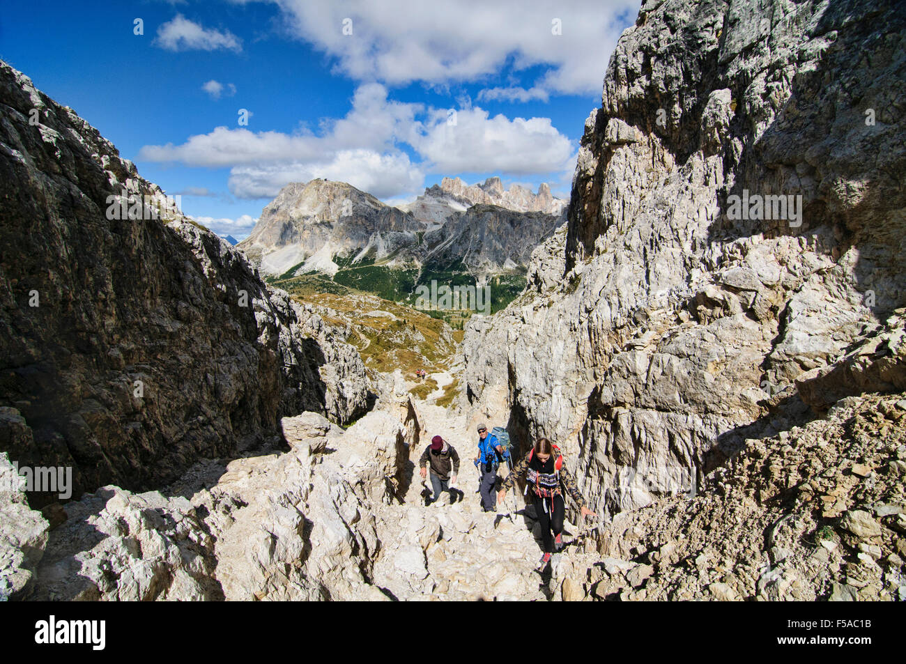 Il trekking in un gulley voce presso il Rifugio Nuvolau, Dolomiti, Italia Foto Stock