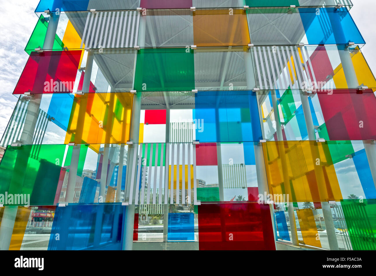 MALAGA Andalusia SPAGNA IL POMPIDOU Art Center e colorati pannelli di vetro dell'edificio Foto Stock