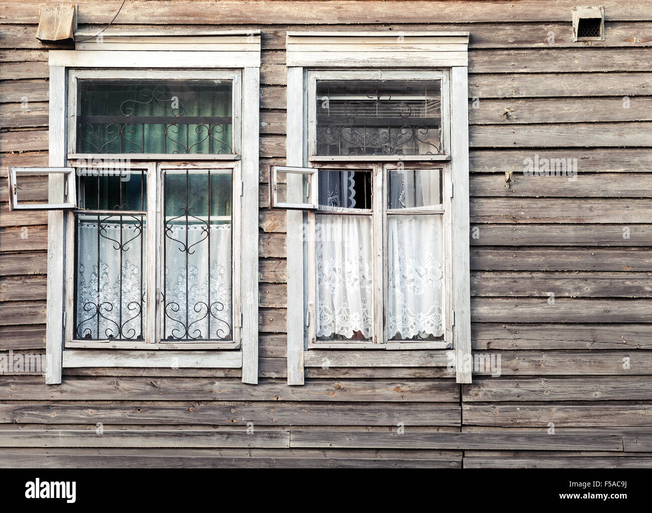 Frammento della vecchia struttura rurale russo parete in legno con due finestre Foto Stock