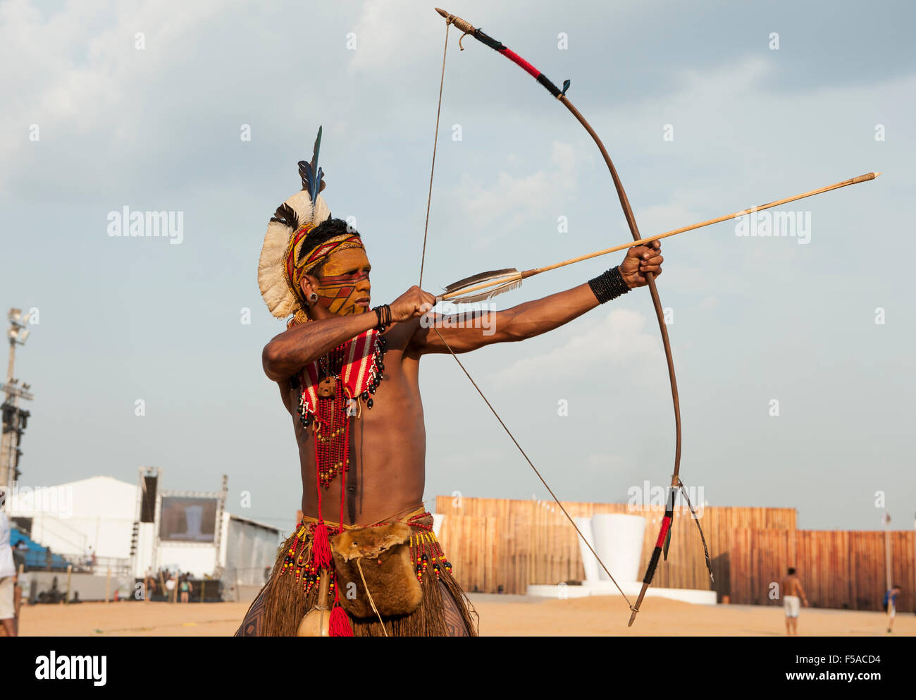Un arciere Pataxo prende la mira. Internazionale giochi indigeni del Brasile. Il 29 ottobre 2015 Foto Stock