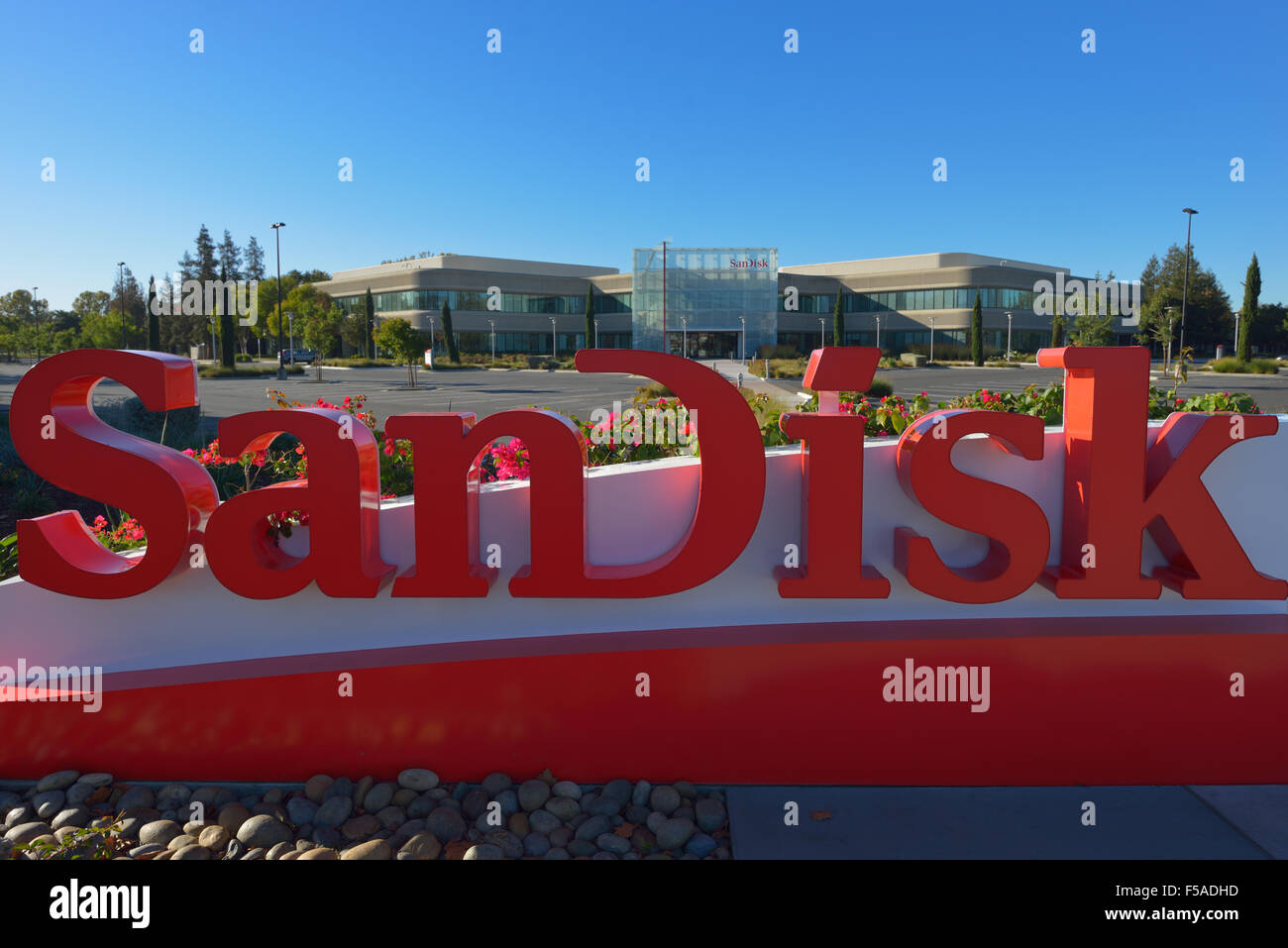 WESTERN Digital (WD) annuncia l'acquisizione di SanDisk Corporation (2015), Milpitas CA Foto Stock